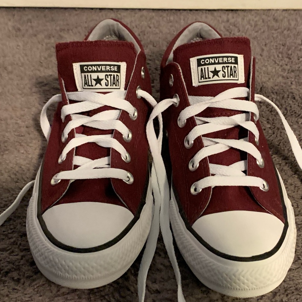 Women’s converse size 9 NEVER WORN
